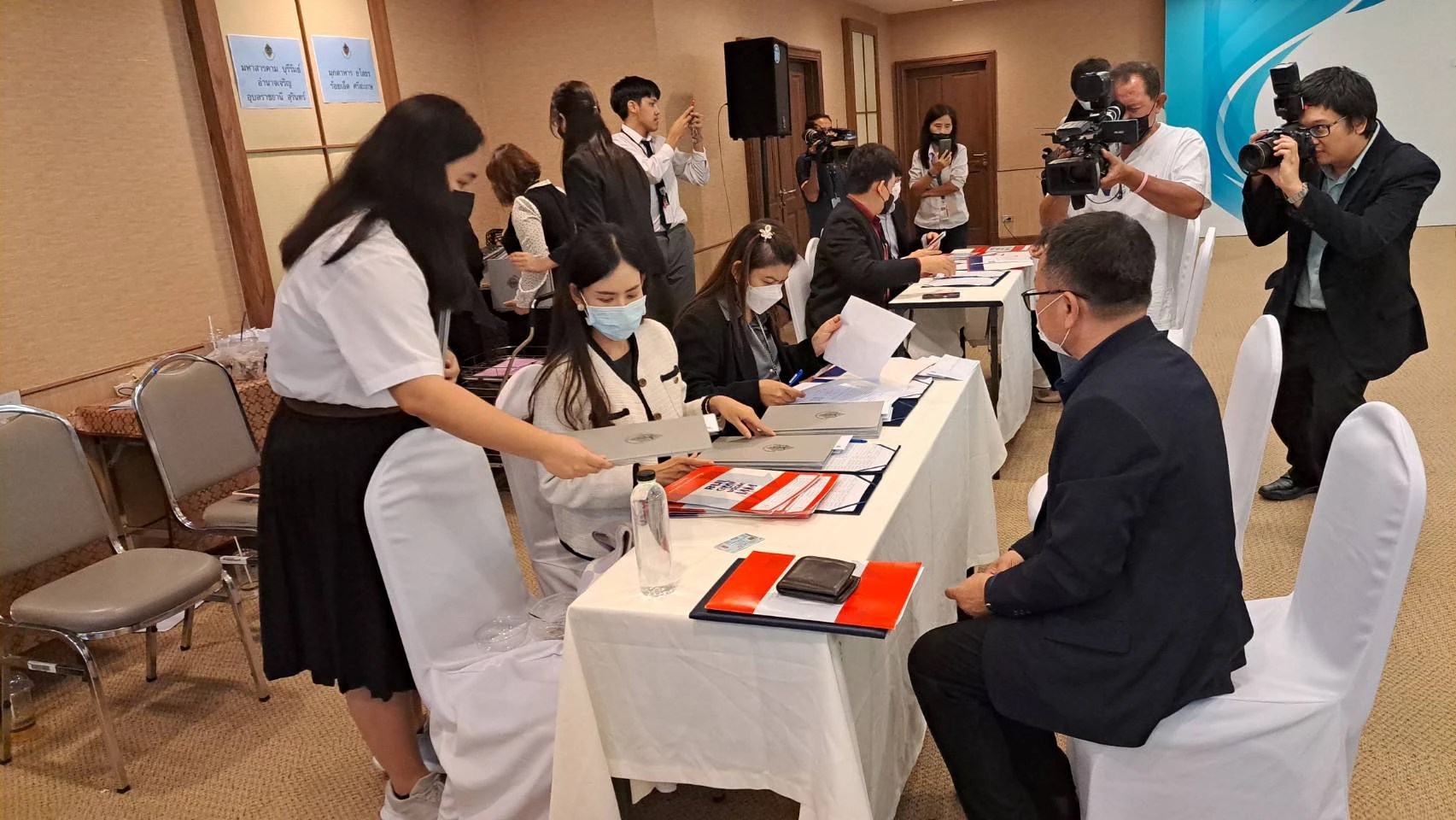 2 วัน ยอดรับ ‘หนังสือรับรองสส.’ จากกกต. เกินครึ่ง มีถึง 259 คน