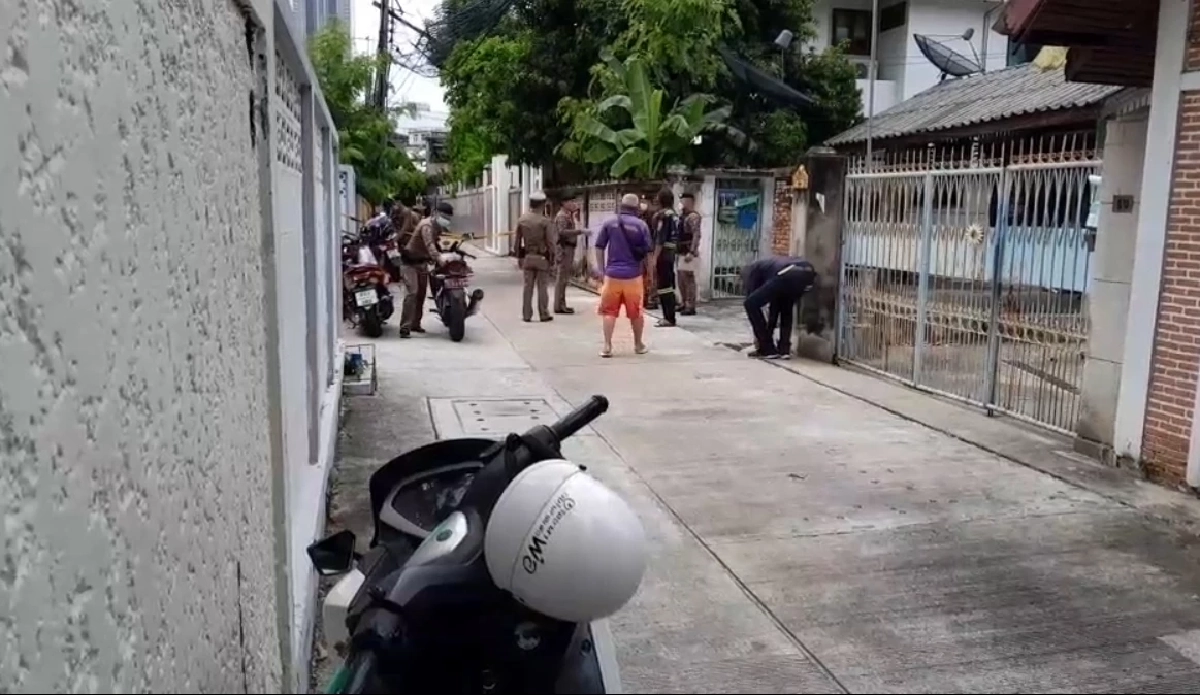 จนท.ล้อมจับเฒ่า 70 มือยิงขายวัย 50 ดับ ก่อนหนีซ่อนตัวในบ้านย่านท่าดินแดง