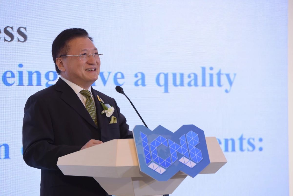  ศ.ดร.เกรียงศักดิ์ เจริญวงศ์ศักดิ์ 