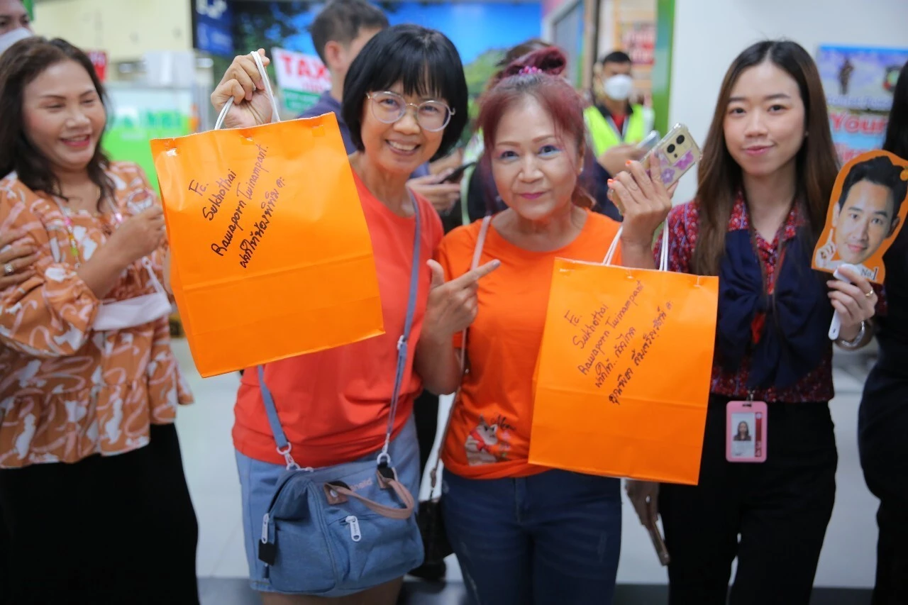 ด้อมส้ม พิษณุโลก แห่ด้อมทะเบียนรถ ‘พิธา’ คนรอต้อนรับแน่น วัดพระศรีฯ แทบแตก