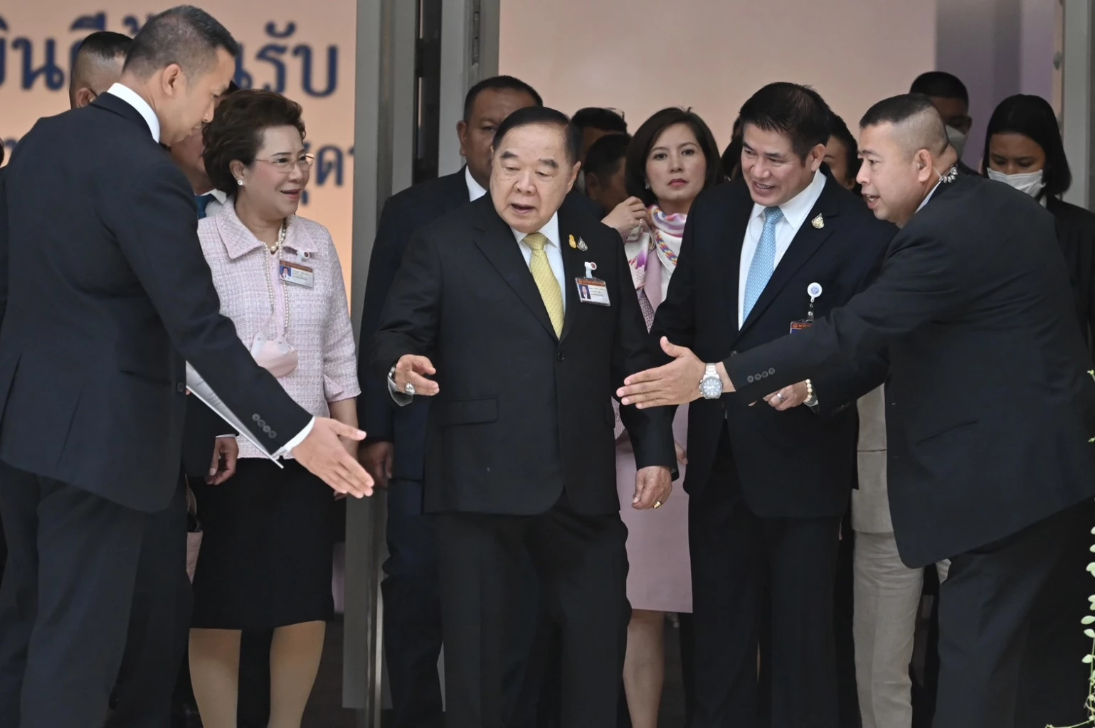 บิ๊กป้อม นำ 'พลังประชารัฐ'  เข้ารายงานตัว สส. ยอดวันแรก รวมทุกพรรค 31 คน