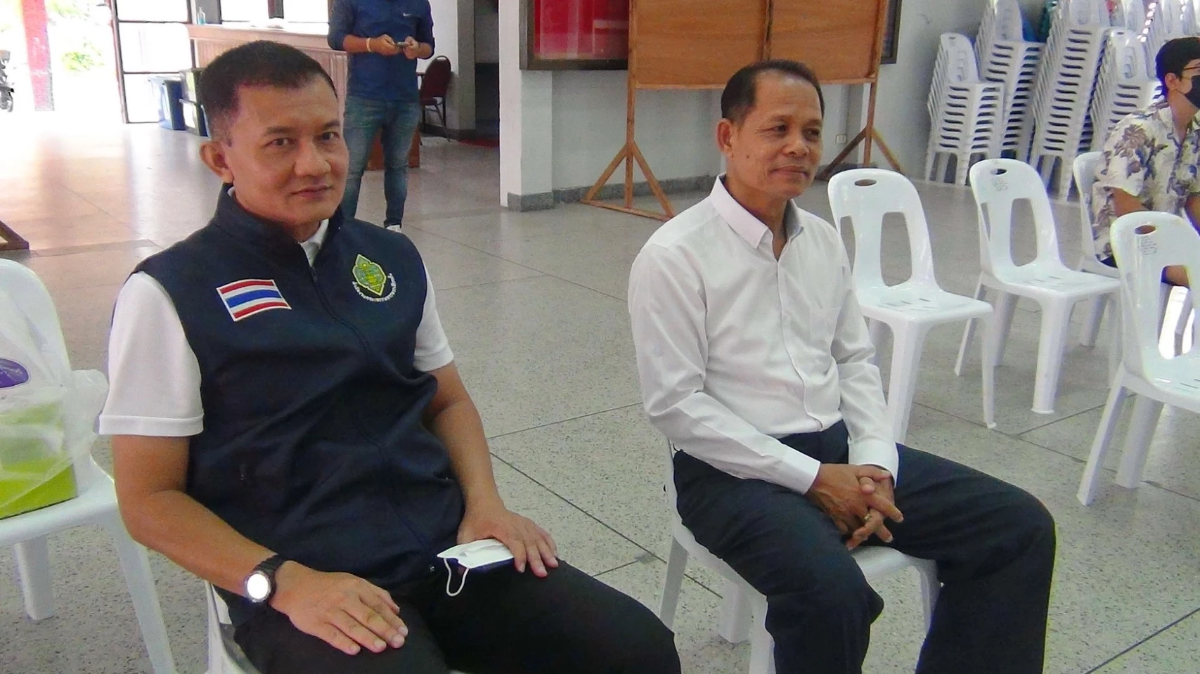 นายธนกฤต นาคจารุพงษ์ ผอ.กกต.ฉะเชิงเทรา เฝ้าสังเกตการณ์นับคะแนนใหม่ ตลอดเวลา