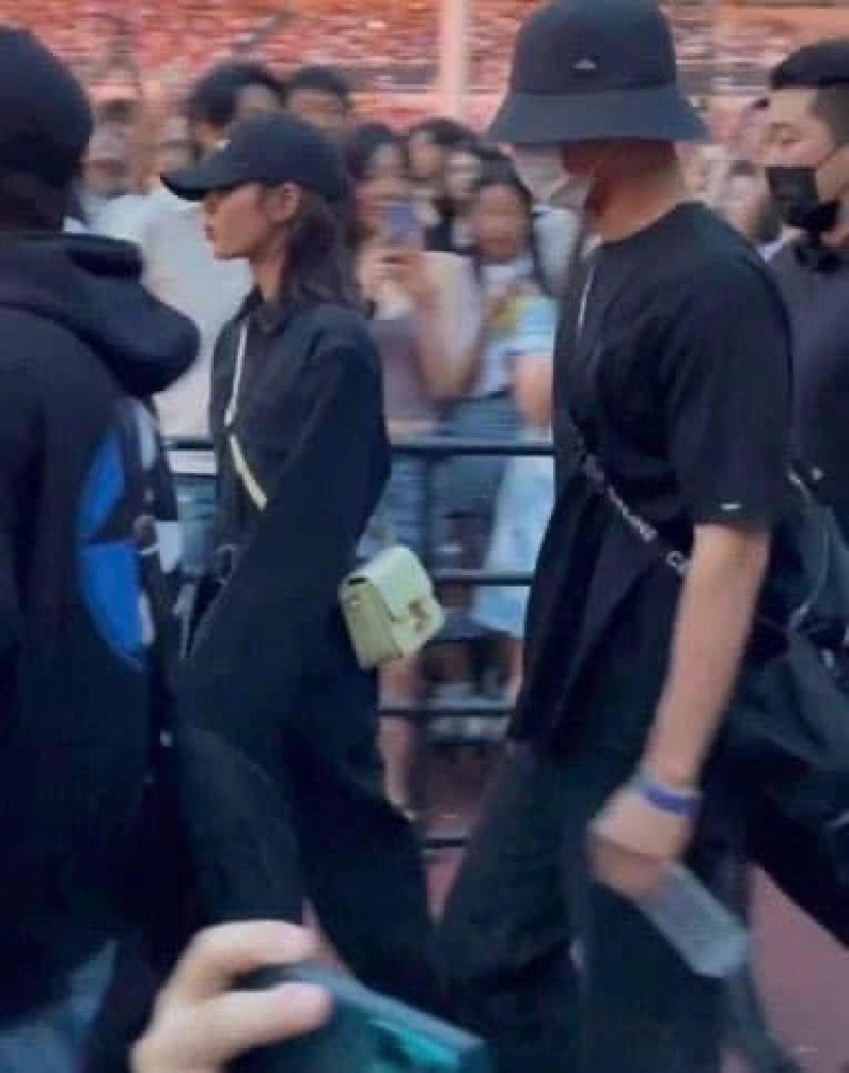 \'ลิซ่า Blackpink\' ปรากฏตัวในคอนเสิร์ต Bruno Mars ข้างกายคล้าย \'พัคโบกอม\'