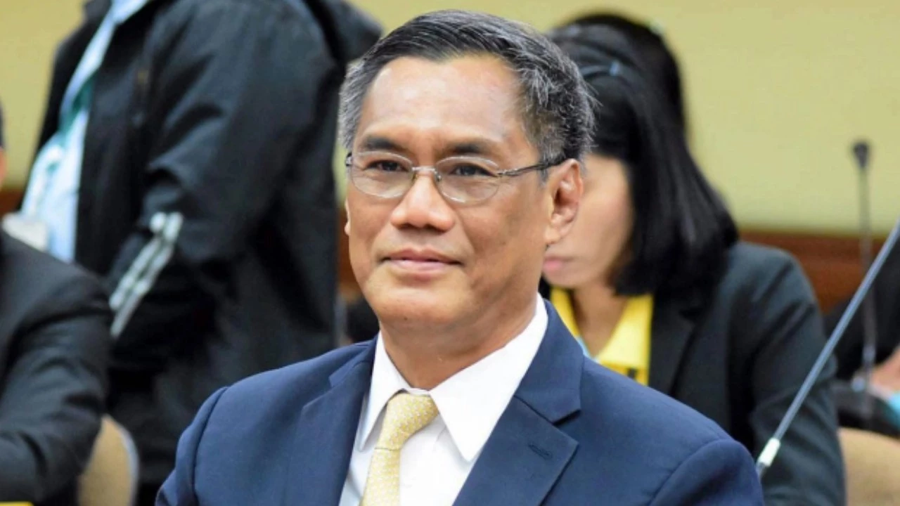 นายอิทธิพร บุญประคอง ประธานกรรมการการเลือกตั้ง  หรือ ประธาน กกต.