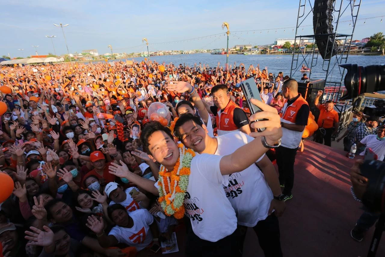 พิธา เซลฟี่ กับแฟนคลับที่่่สมุทรสาคร