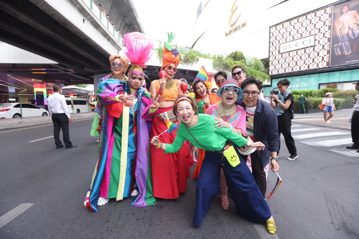 เปิดภาพชุดงาน 'ไพรด์พาเหรด' ส่งท้ายเดือนแห่งชาวสีรุ้งสวยงาม