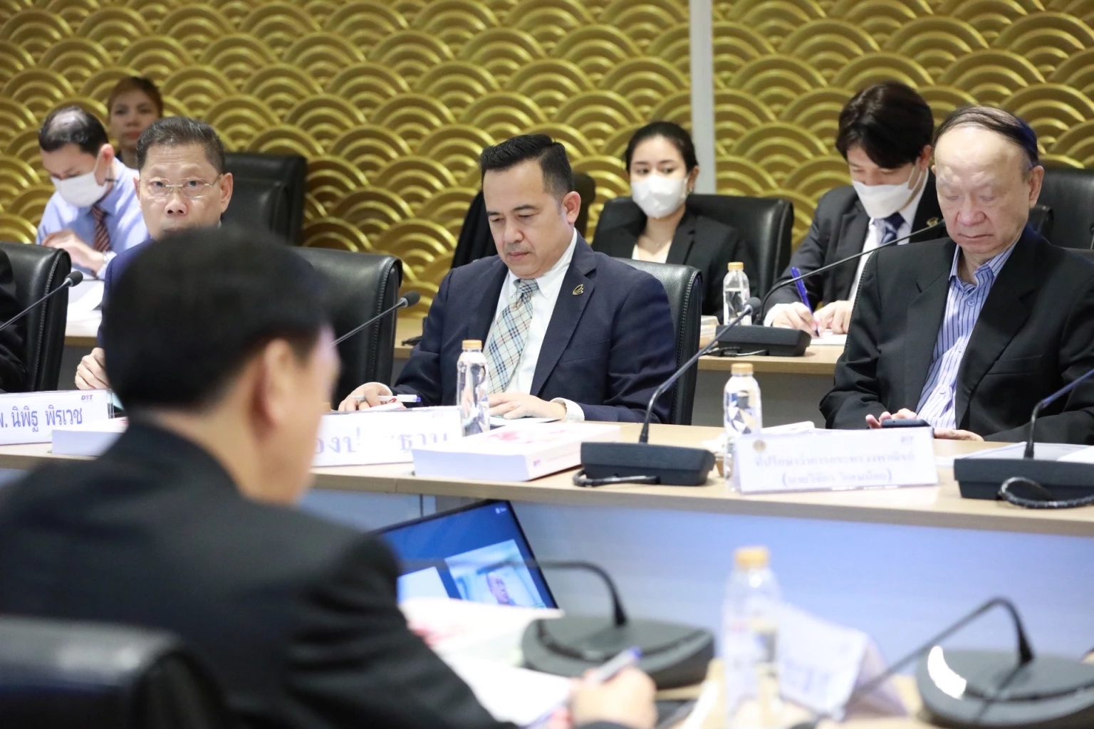 นายจุรินทร์ รักษาการ รมว.พาณิชย์ บอกว่า กระทรวงพาณิชย์ไม่มีเกียร์ว่าง