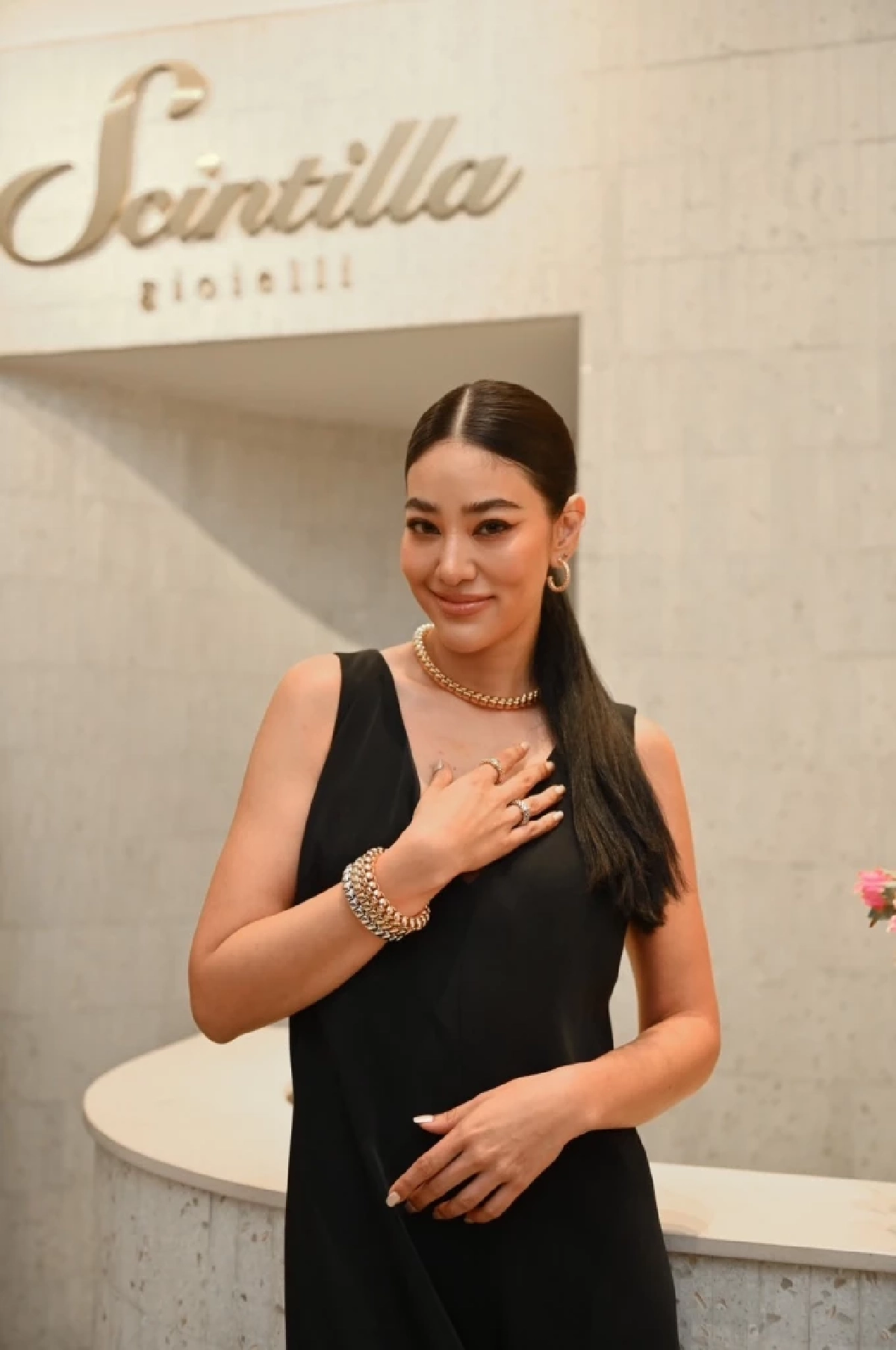 'วุ้นเส้น-เอมมี่-พิตต้า' ประชันลุคสวยหรู ยลโฉมไฟน์จิวเวลรี่ กว่า 20 แบรนด์