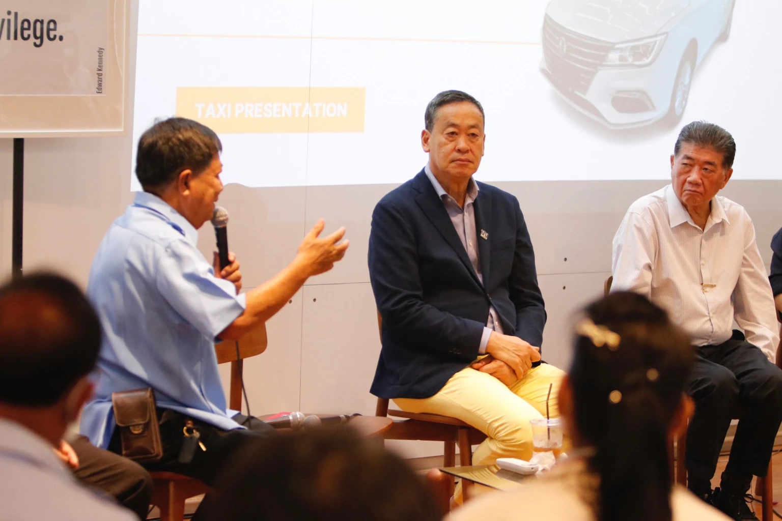 นายเศรษฐา ทวีสิน