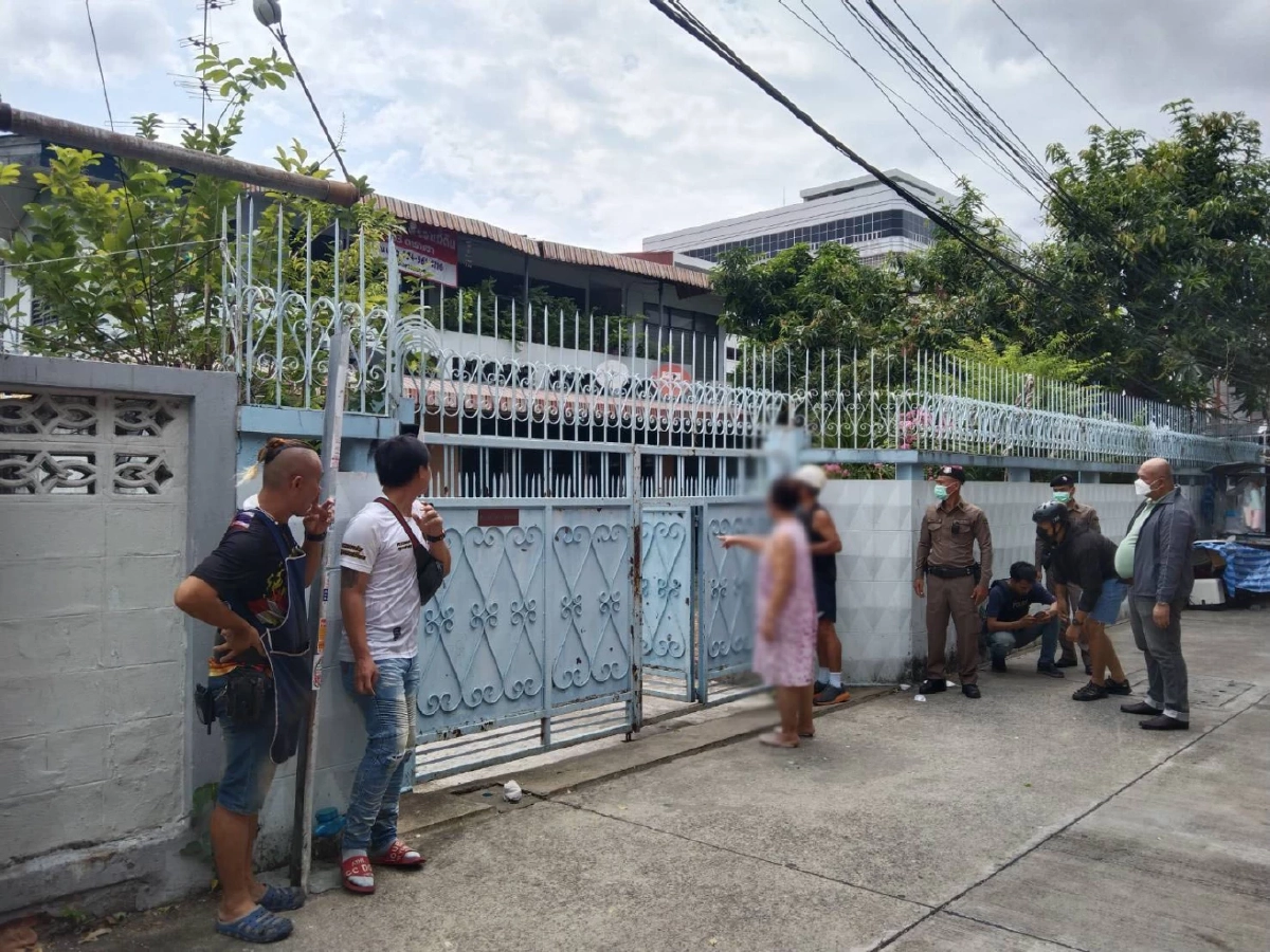 จนท.ล้อมจับเฒ่า 70 มือยิงขายวัย 50 ดับ ก่อนหนีซ่อนตัวในบ้านย่านท่าดินแดง