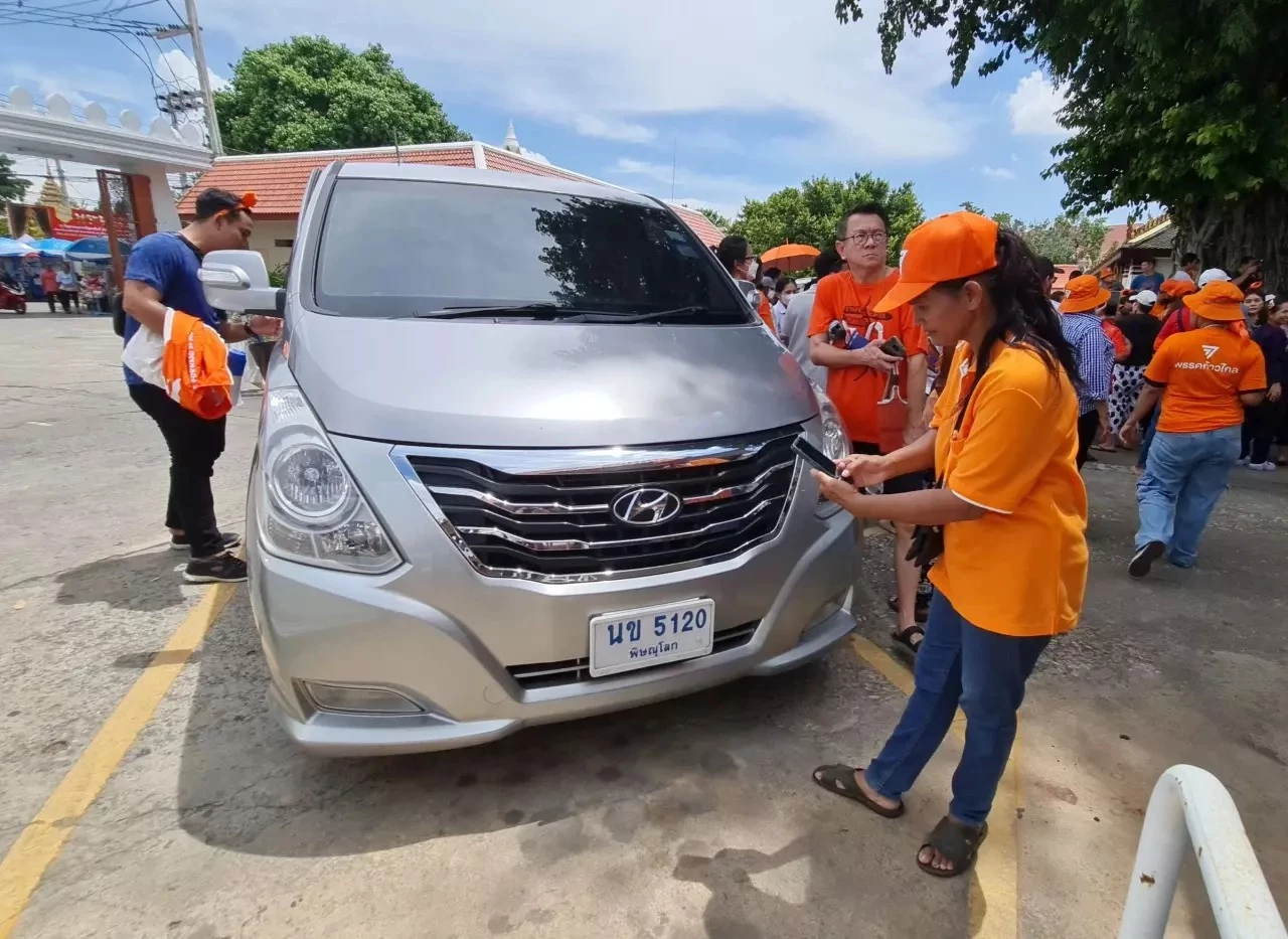 ด้อมส้ม พิษณุโลก แห่ด้อมทะเบียนรถ ‘พิธา’ คนรอต้อนรับแน่น วัดพระศรีฯ แทบแตก