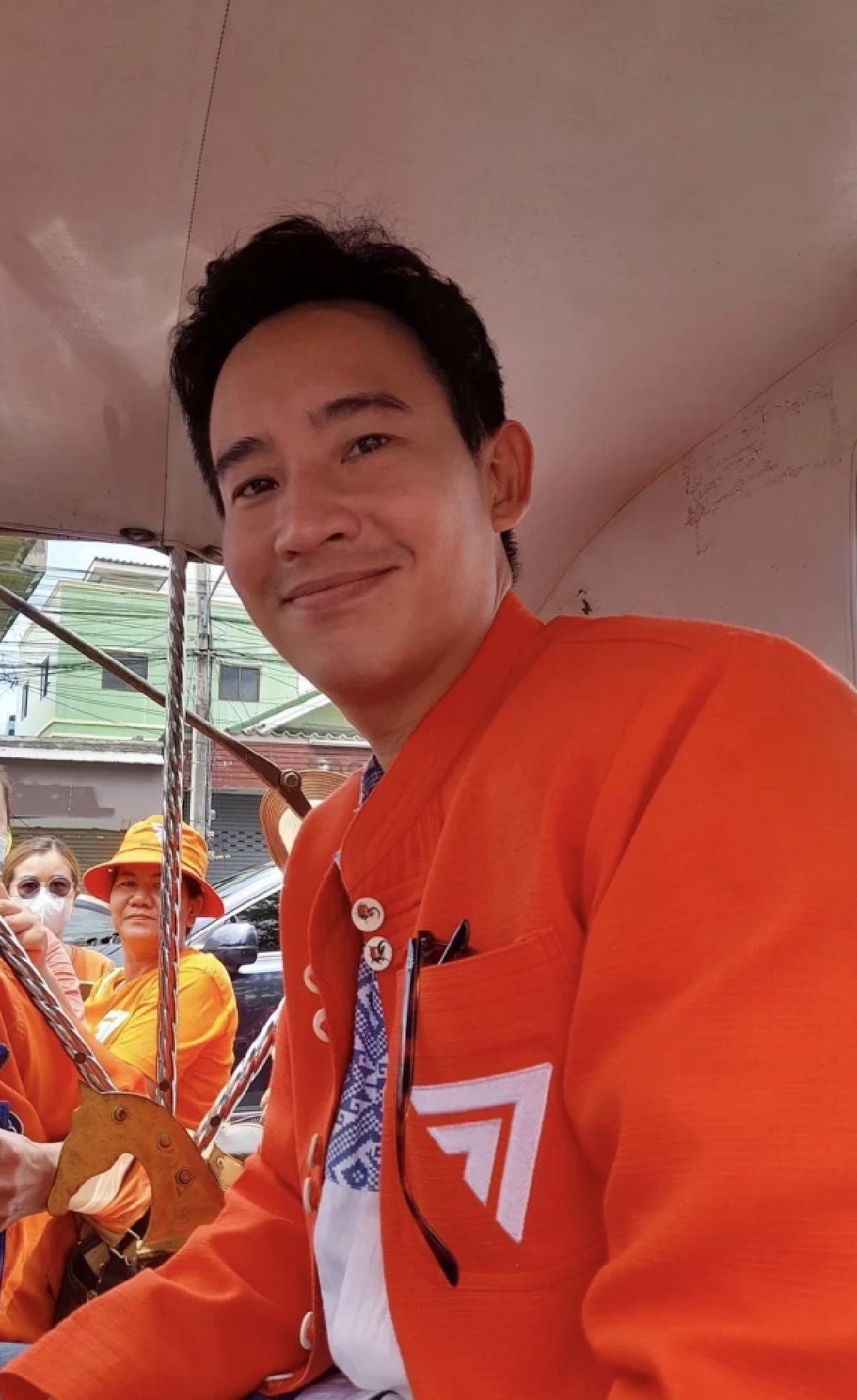พิธา นั่งรถม้าลำปาง ขอบคุณประชาชน