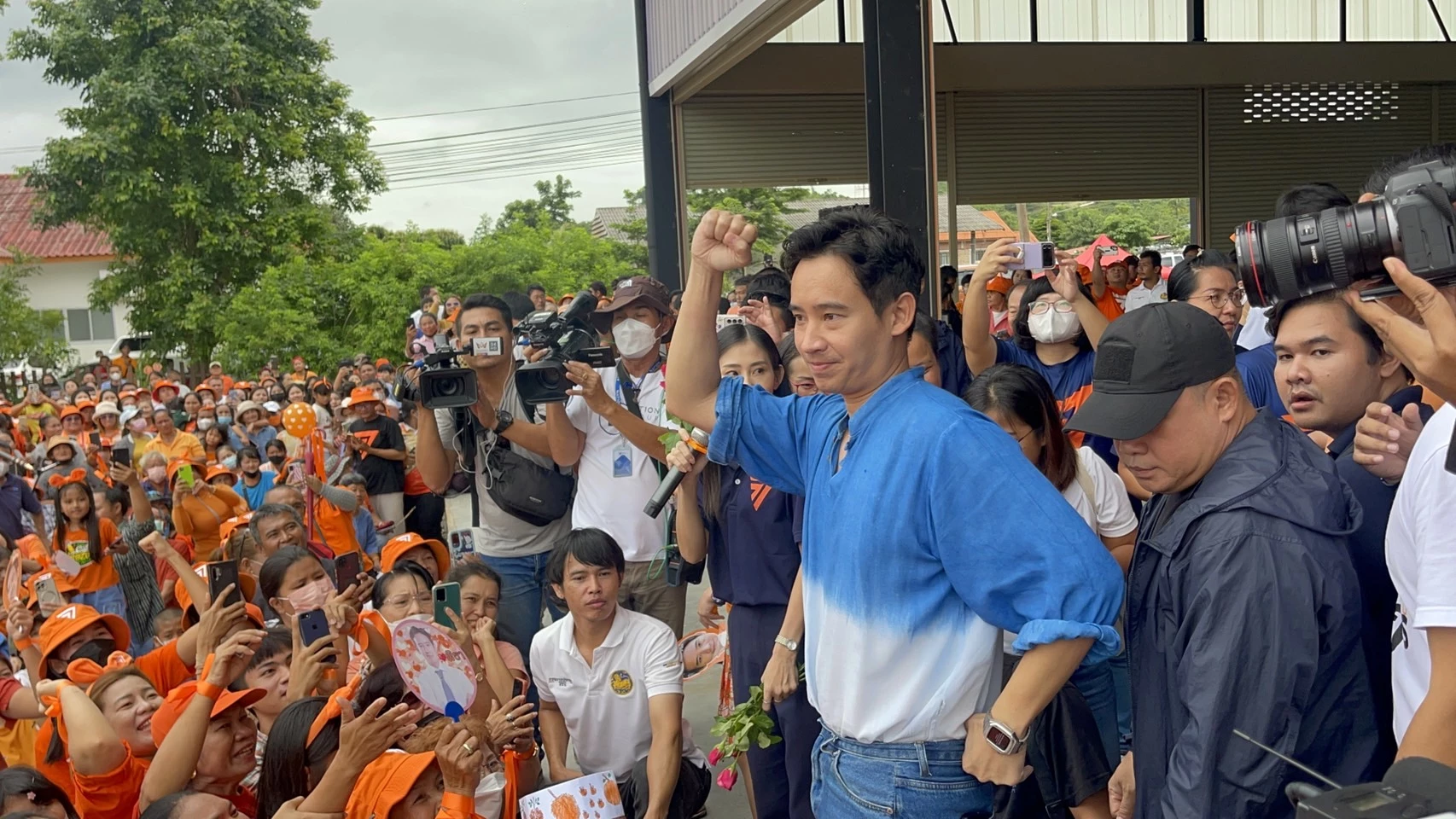 ด้อมส้มเชียร์สนั่น สู้ๆ ‘พิธา’ ลุยเมืองจันทน์ ขอประชาชน ‘อย่าพึ่งสิ้นหวัง’