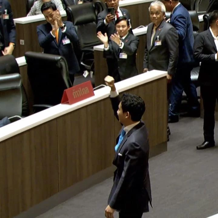 ที่ประชุมสภาปรบมือในนายพิธา ลิ้มเจริญรัตน์ หลังจากประกาศปฏิบัติตามคำสั่งศาลรัฐธรรมนูญ เมื่อวันที่ 19 ก.ค. 2566