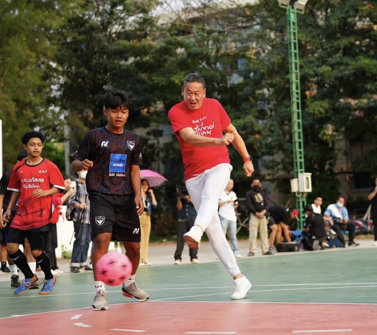 นายเศรษฐา ทวีสิน ชื่นชอบกีฬาฟุตบอล