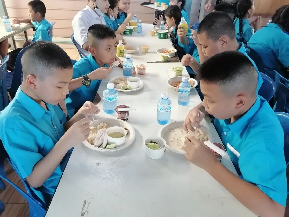 ในหลวง พระราชทานเลี้ยงอาหารกลางวันแก่นักเรียน - ครู รร.ทีปังกรวิทยาพัฒน์