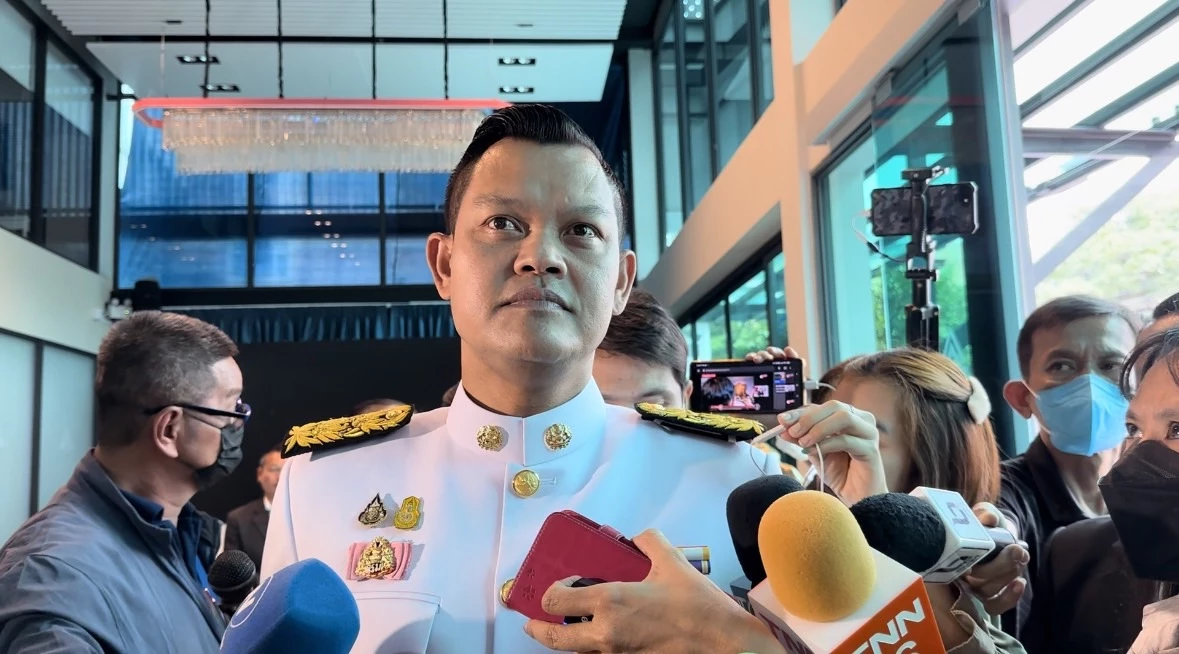 นายธนกร วังบุญคงชนะ 