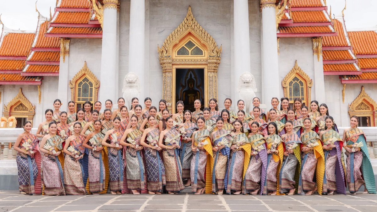 สวยตะลึงในชุดไทย 54 สาว MUT 2023 งามอย่างไทย ตักบาตรฟังธรรม ณ วัดเบญฯ