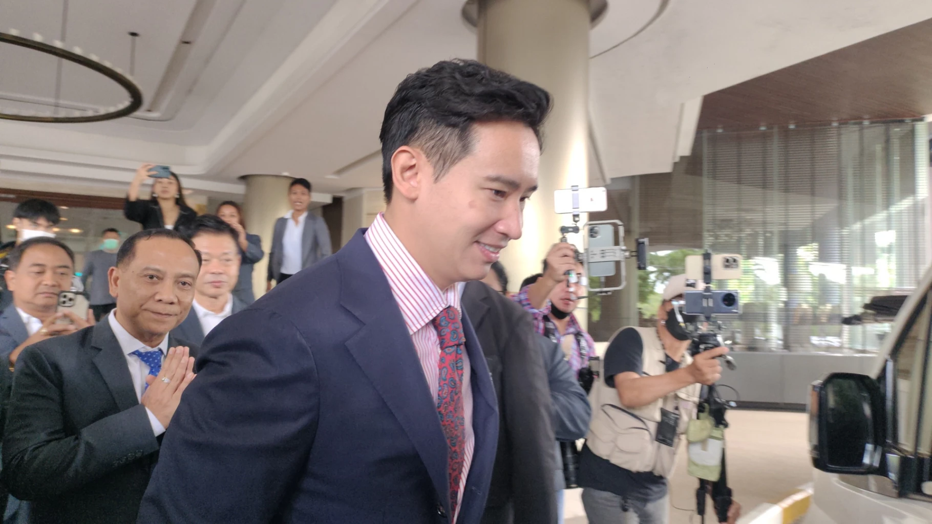 นายพิธา ลิ้มเจริญรัตน์