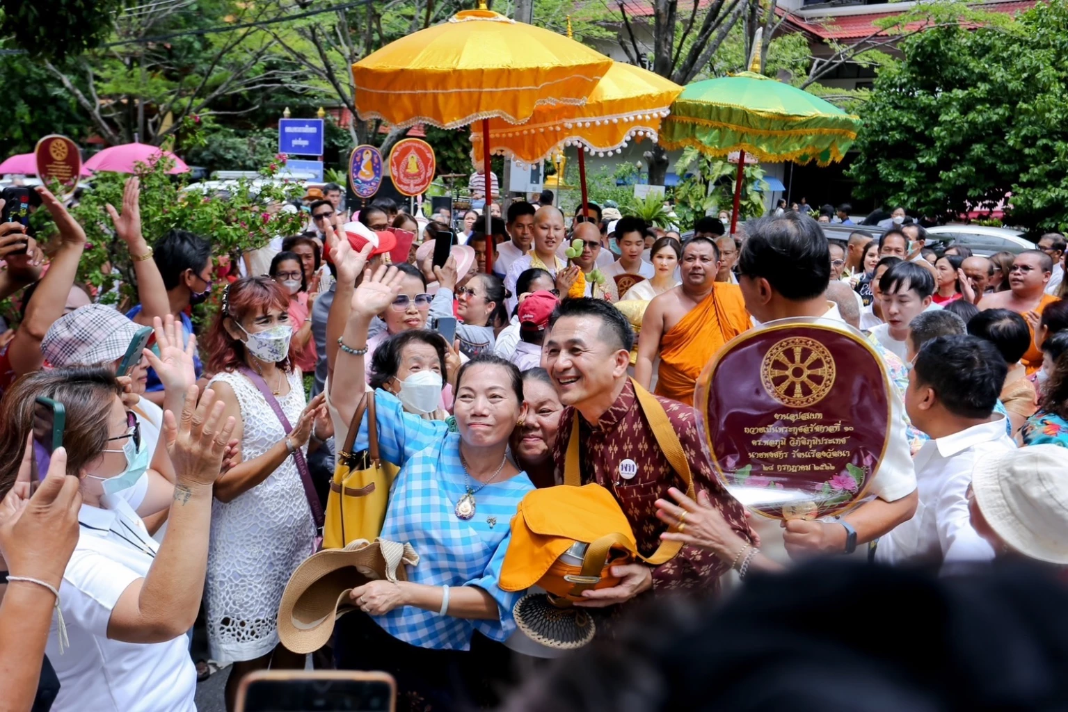 'ชลน่าน-อุ๊งอิ๊ง' ร่วมงานอดีต สส.กทม. อุปสมบทถวายเป็นพระราชกุศลในหลวงร.10