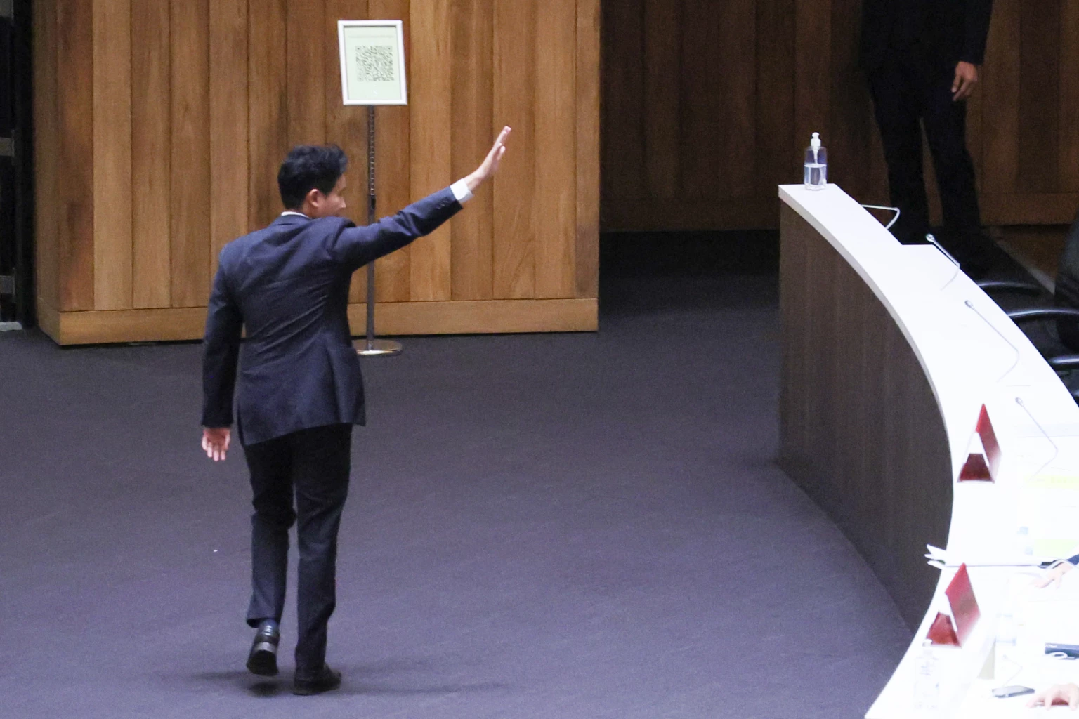 รวมภาพ 'พิธา' โบกมือลาที่ประชุมสภา สภาฯ แสดงอาการแบบนี้