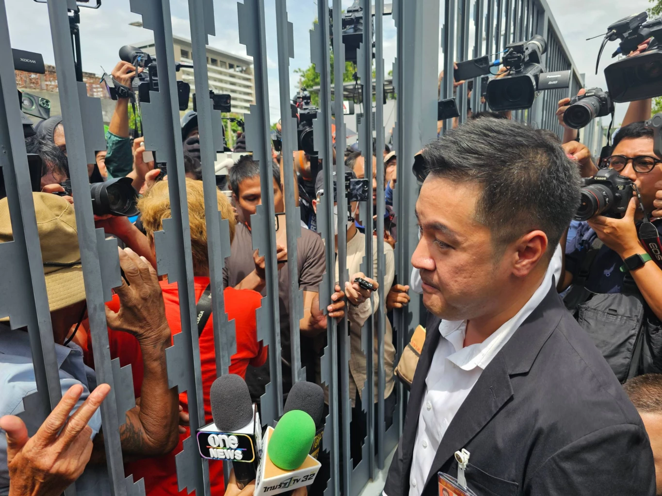 นายปดิพัทธ์ สันติภาดา 