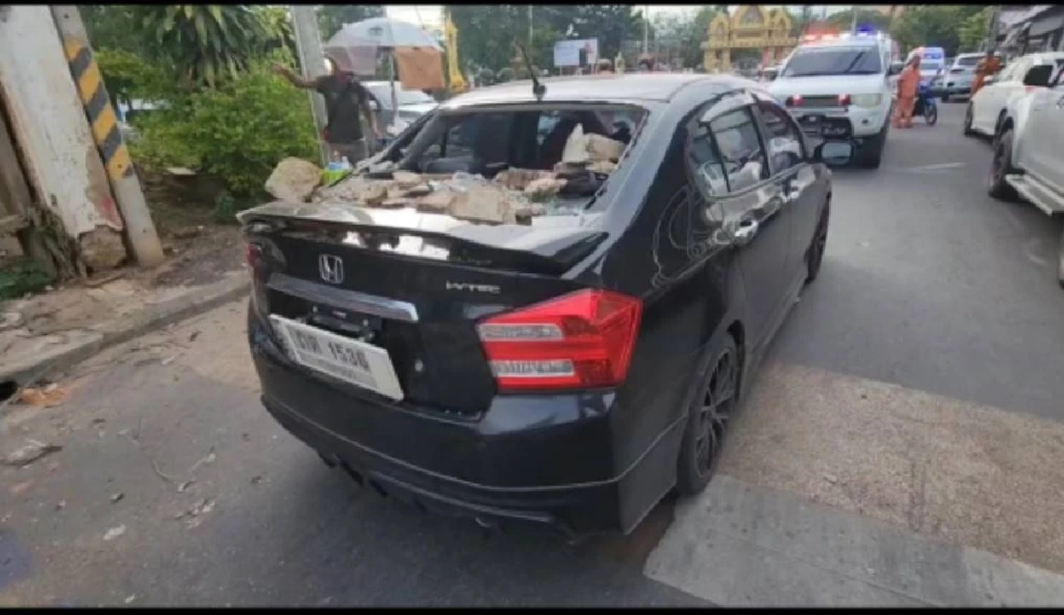 บ้านโบราณพังถล่ม รถยนต์เสียหาย