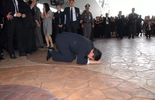 ภาพทักษิณ ชินวัตร ก้มกราบแผ่นดิน