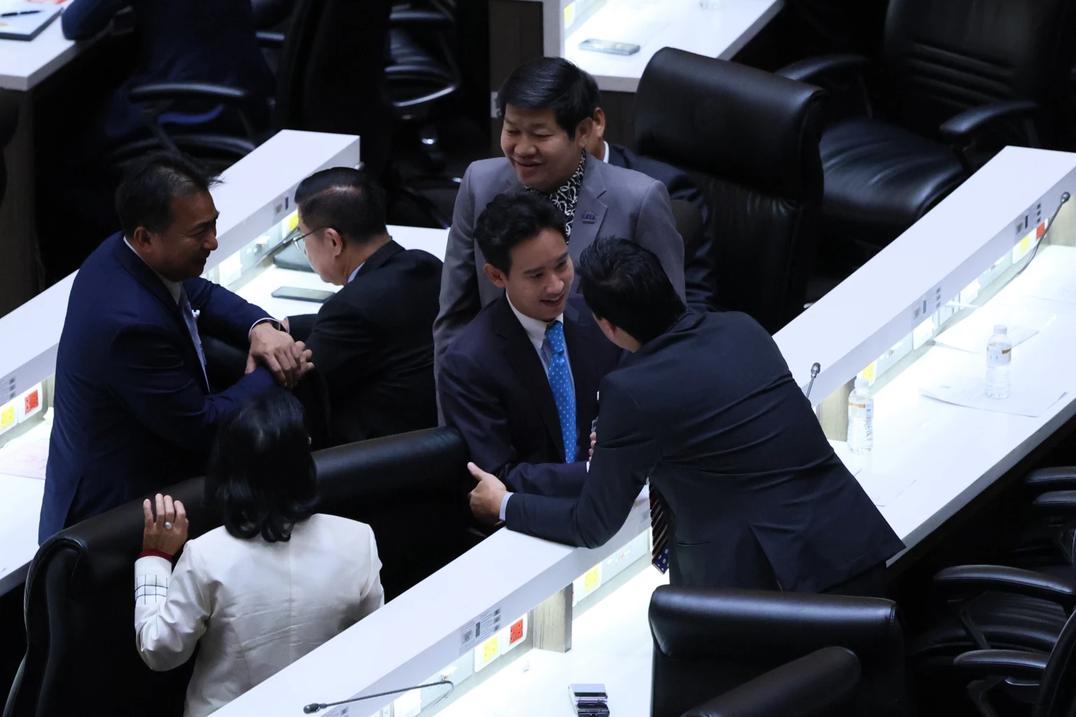 รวมภาพ 'พิธา' โบกมือลาที่ประชุมสภา สภาฯ แสดงอาการแบบนี้