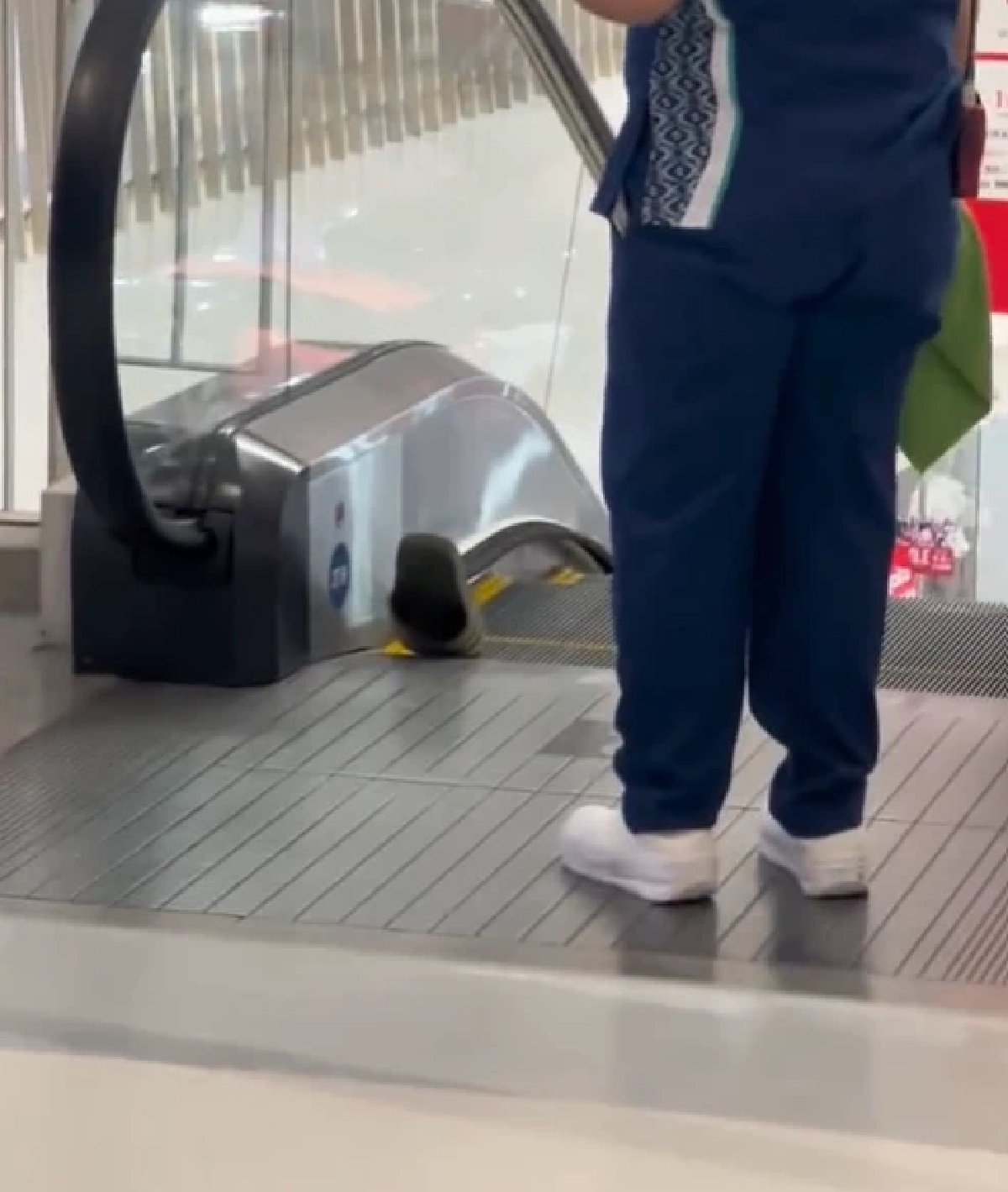 บันไดเลื่อนดูดรองเท้า