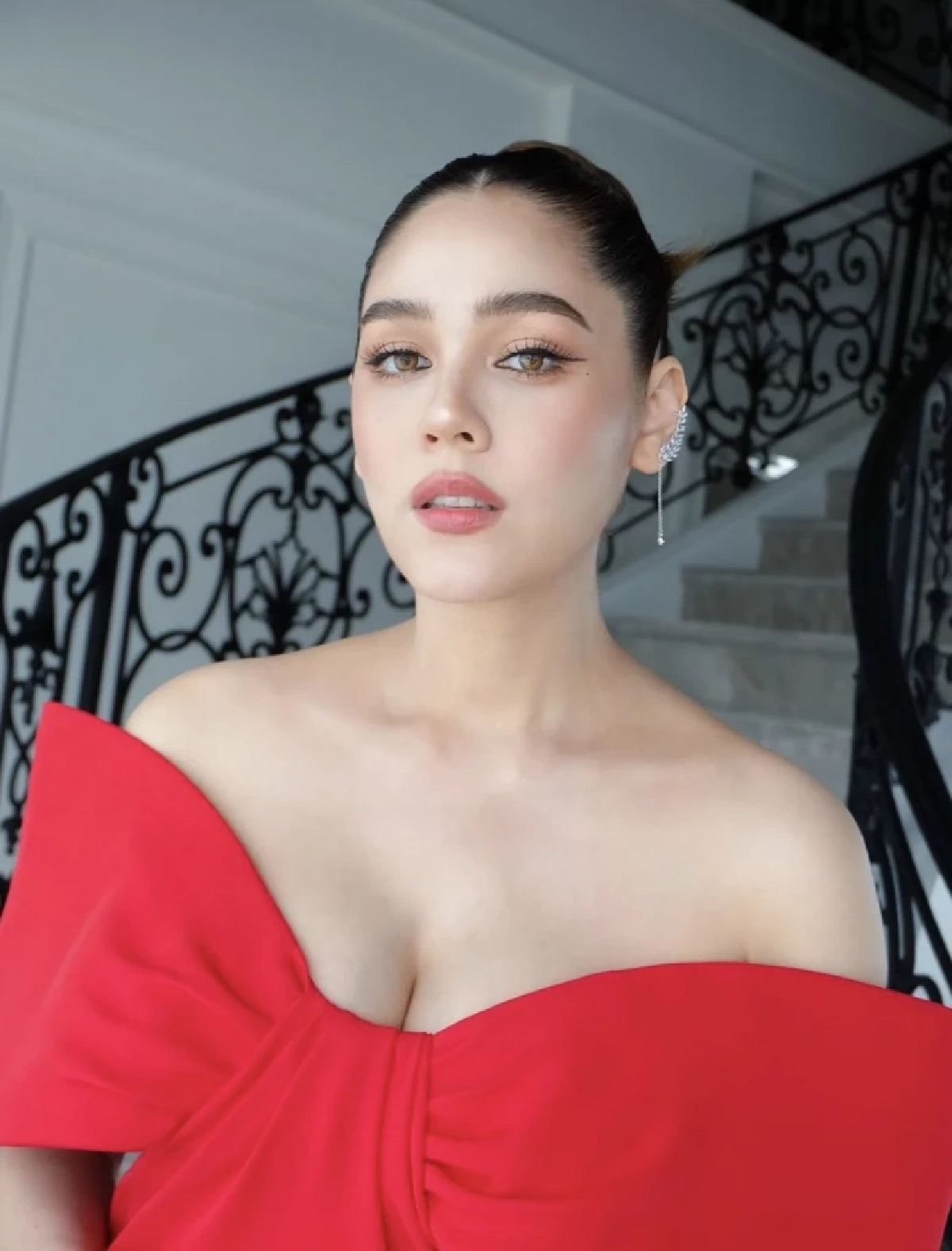 'ชมพู่ อารยา' ตอบให้ ใครคือคนคุย 'แอฟ ทักษอร' หลังคนลุ้น 'พิธา' หรือ 'นนกุล' ?