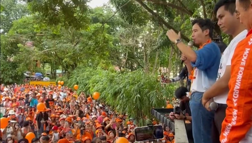 ‘พิธา’ พลิกเกม ‘นายกฯนอกสภา’ เกาะติดพื้นที่ ทำงานรับใช้ประชาชน