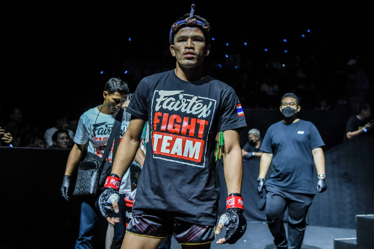  นักรบ แฟร์เท็กซ์  เฮ ปราบ  เพชรภูไท อบจ.นครพนม   'ONE  ลุมพินี 25'  รับโบนัส 3.5 แสน