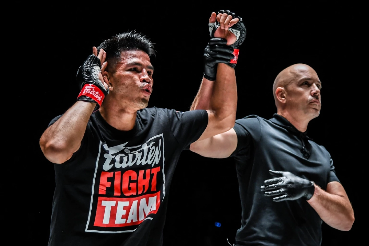  นักรบ แฟร์เท็กซ์  เฮ ปราบ  เพชรภูไท อบจ.นครพนม   'ONE  ลุมพินี 25'  รับโบนัส 3.5 แสน