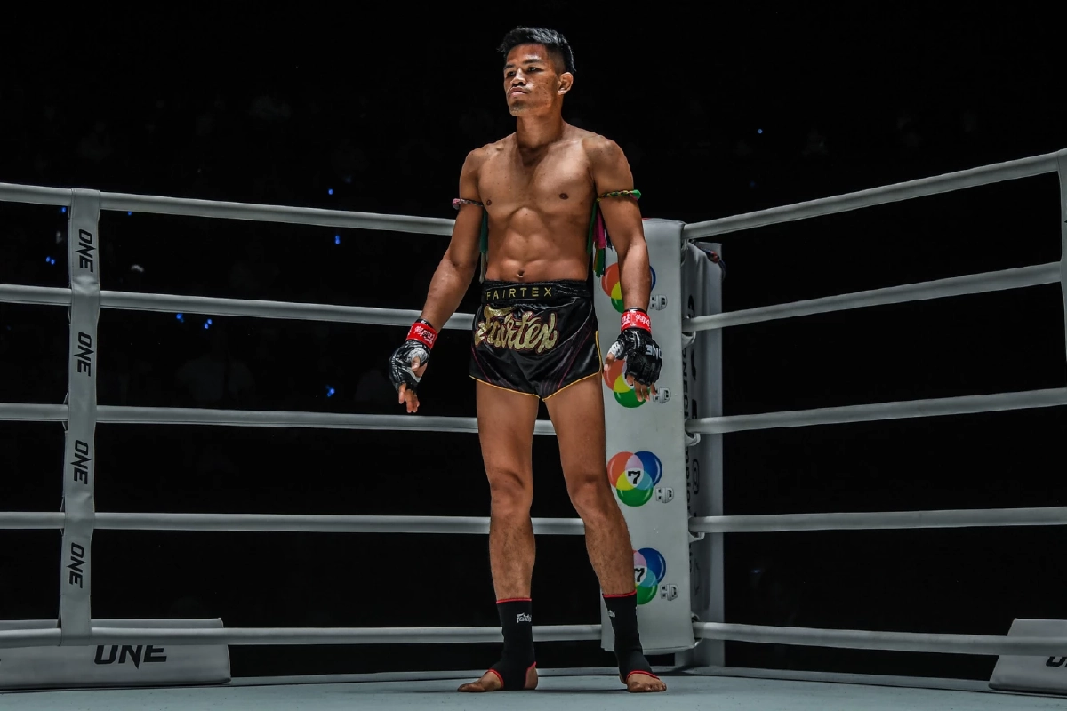  นักรบ แฟร์เท็กซ์  เฮ ปราบ  เพชรภูไท อบจ.นครพนม   'ONE  ลุมพินี 25'  รับโบนัส 3.5 แสน