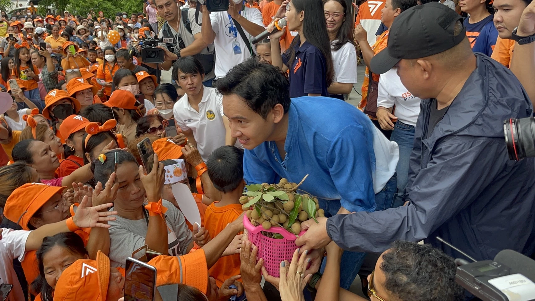 ด้อมส้มเชียร์สนั่น สู้ๆ ‘พิธา’ ลุยเมืองจันทน์ ขอประชาชน ‘อย่าพึ่งสิ้นหวัง’