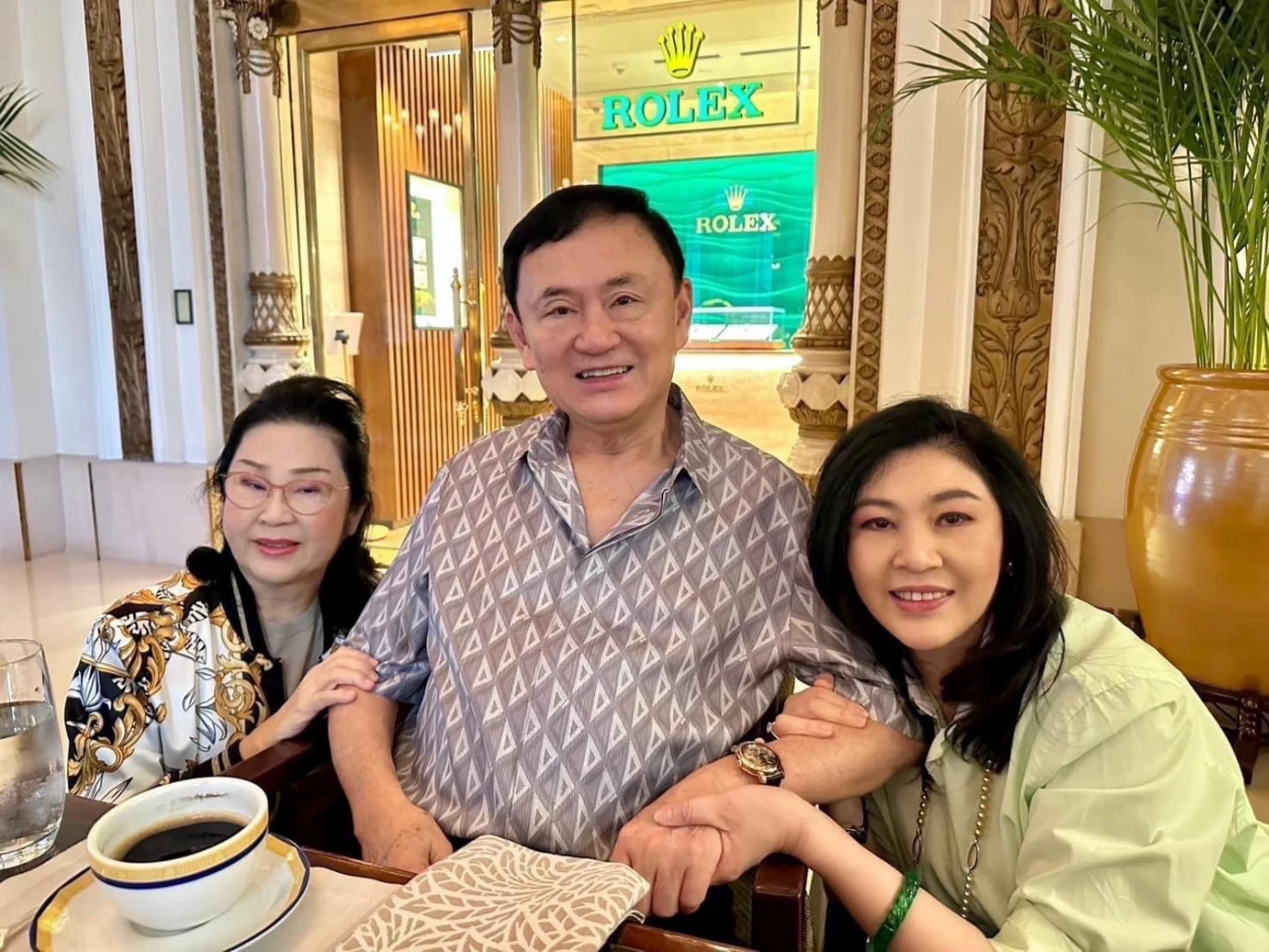 พล.อ.ประยุทธ์  เมิน ทักษิณ กลับไทย - ยิ่งลักษณ์ อวยพรขอให้ได้อยู่กับครอบครัว