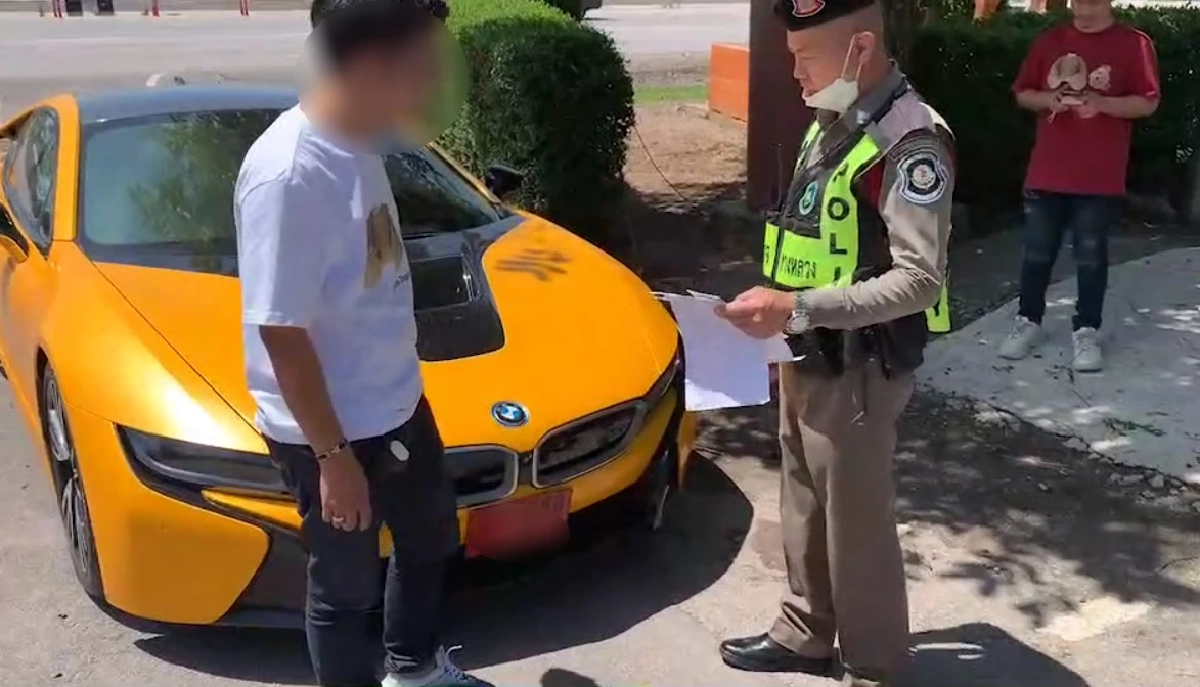 หนุ่มซิ่งบีเอ็ม ไอ 8 สวมป้ายแดงปลอม แต่ไม่รอดกล้อง Alert แจ้งเตือน ตร.ทล.รวบทัน