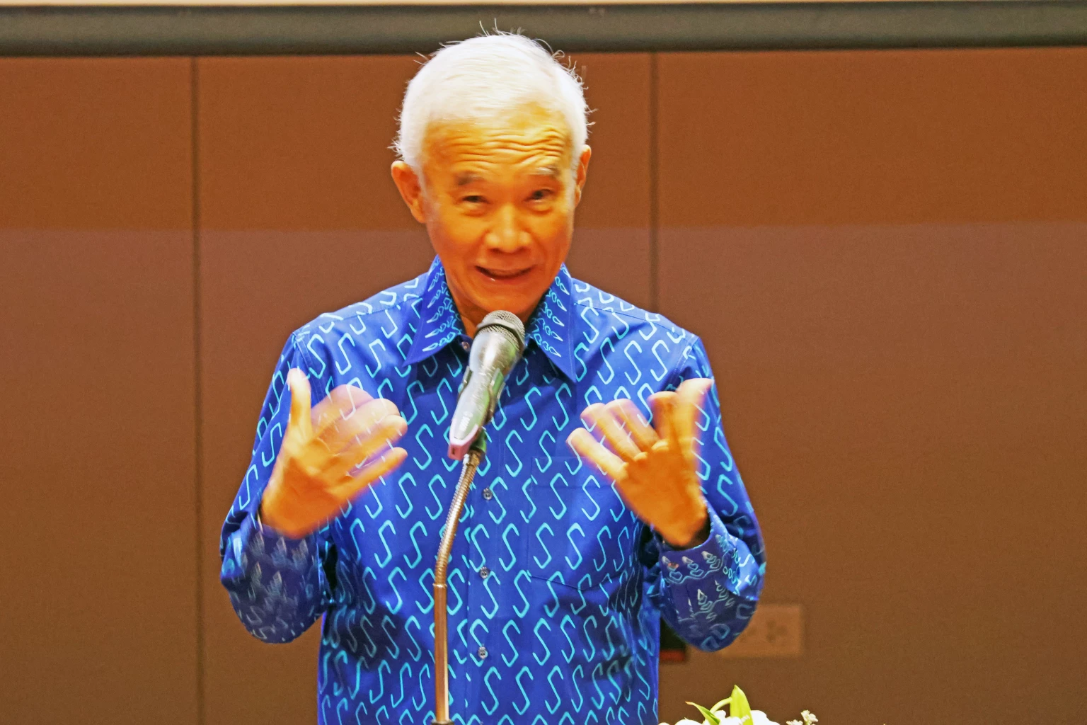 นายสุวัจน์  ลิปตพัลลภ