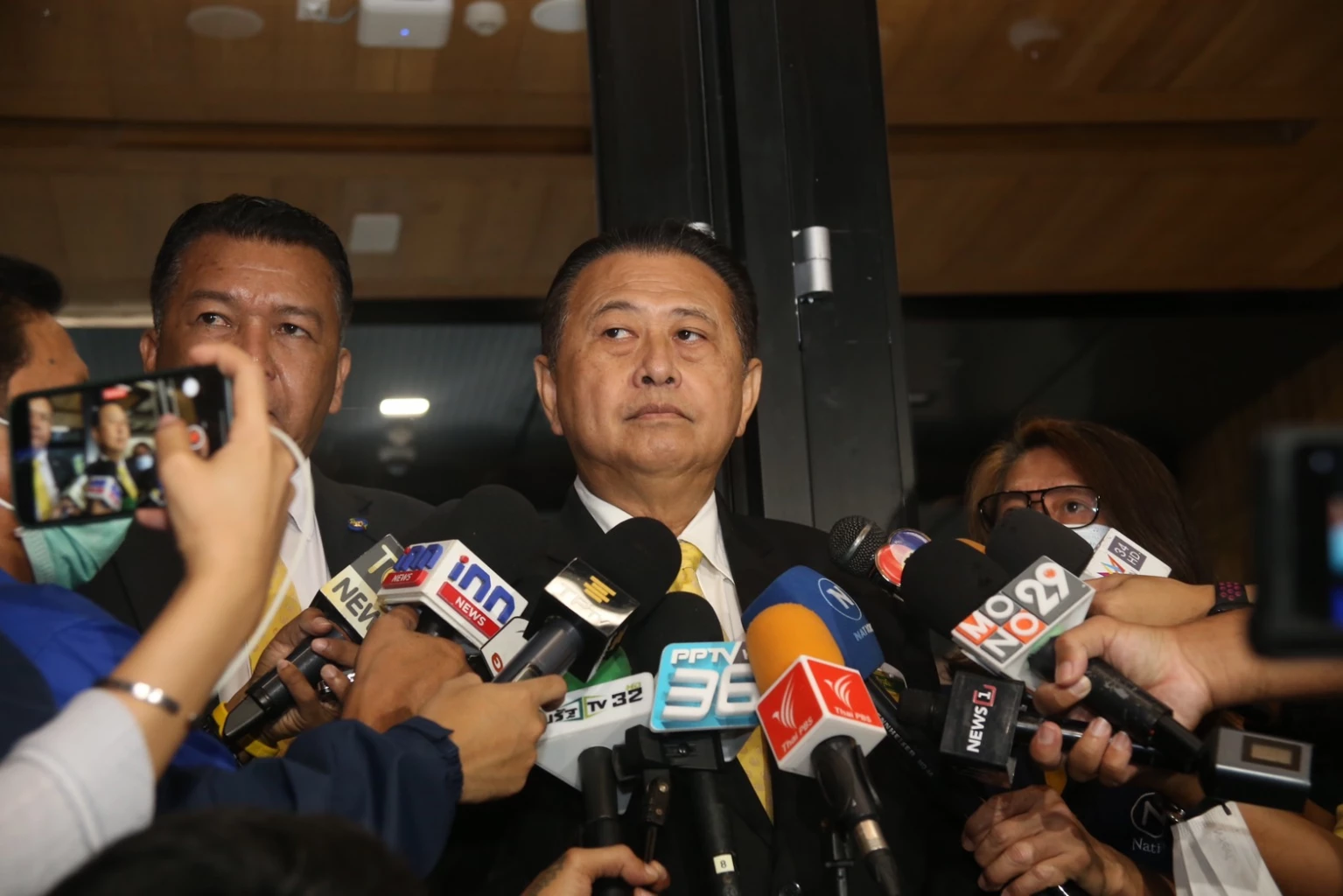 นายเสรี สุวรรณภานนท์ สมาชิกวุฒิสภา