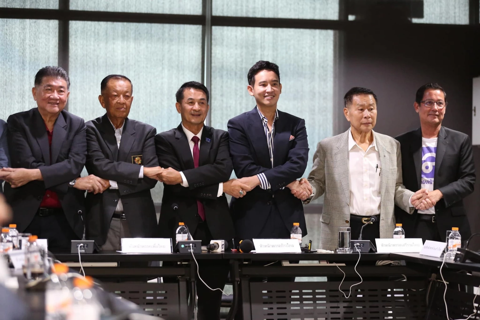 แกนนำ 8 พรรคร่วมจัดตั้งรัฐบาล 