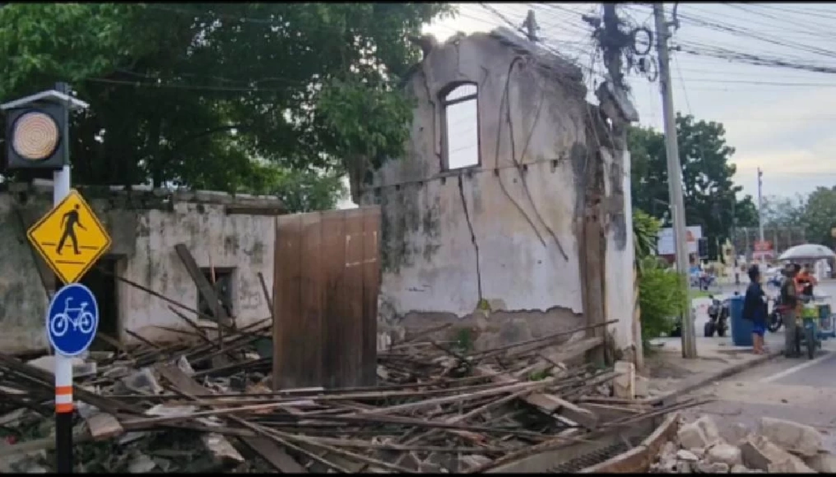 บ้านโบราณพังถล่ม