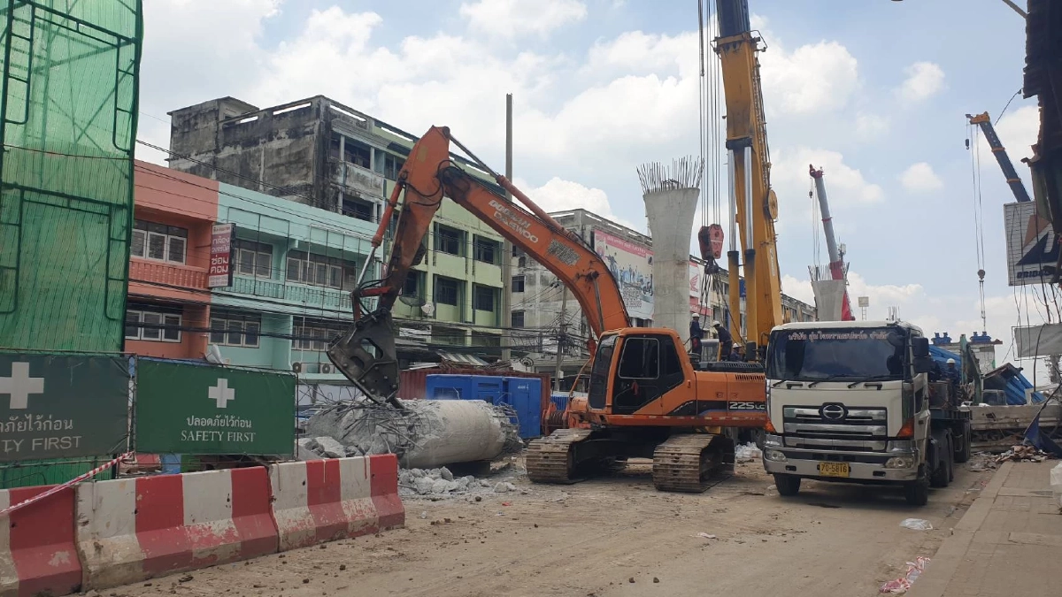 สะพานลาดกระบังถล่ม 