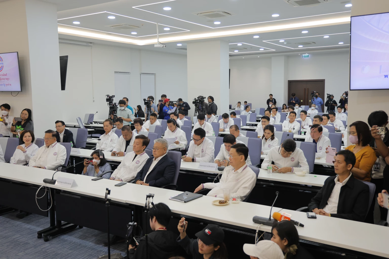 'บิ๊กป้อม' ประกาศไม่ลาออก จะดูแล 'พลังประชารัฐ’ ไปตลอดชีวิต