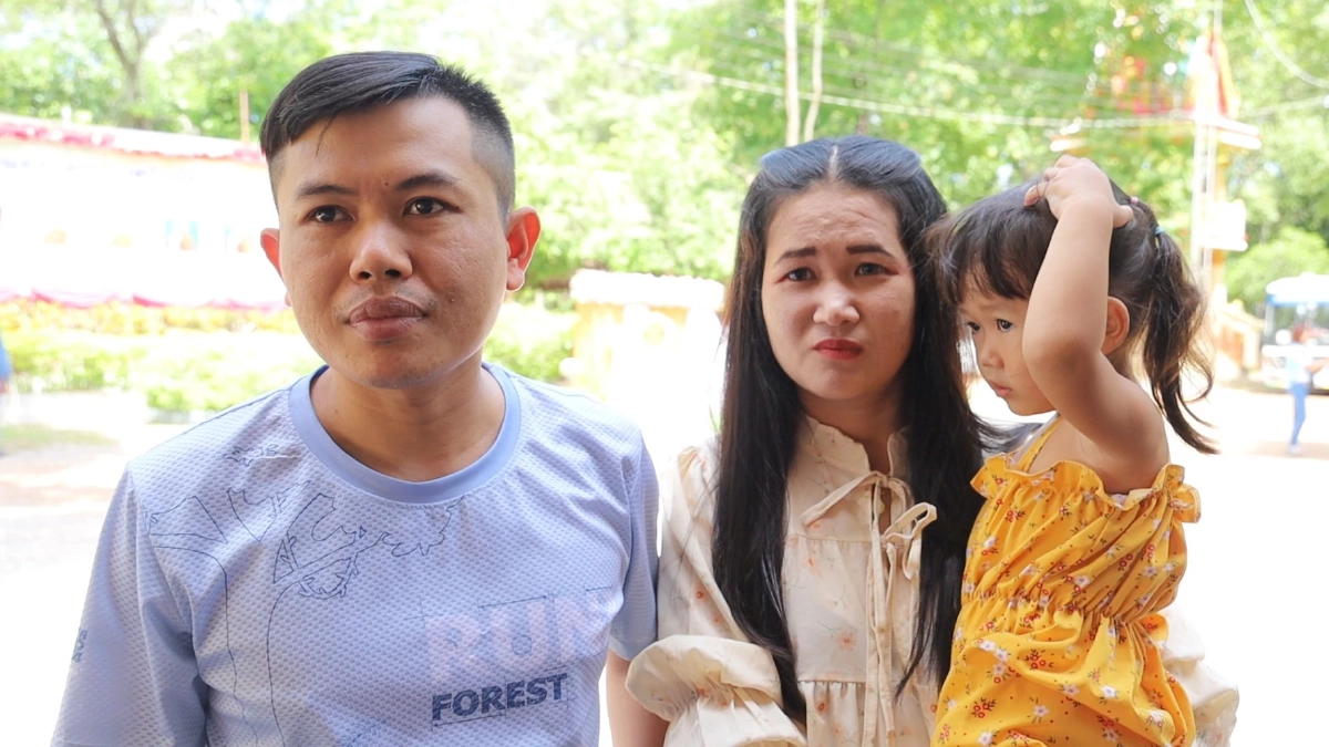 พ่อแม่ของ สามเณรจารุวัฒน์ เอี่ยมศรี หรือน้องออกัส อายุ 10 ปี