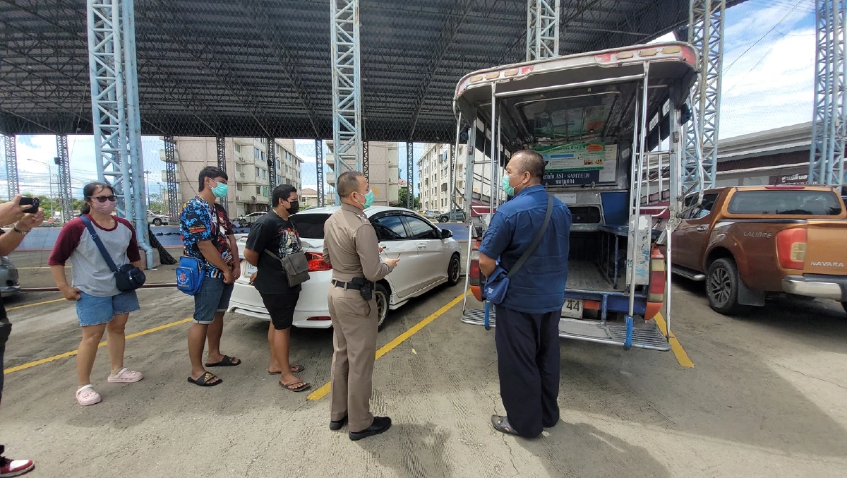 รถสองแถวทำผู้โดยสารตกกลางถนน