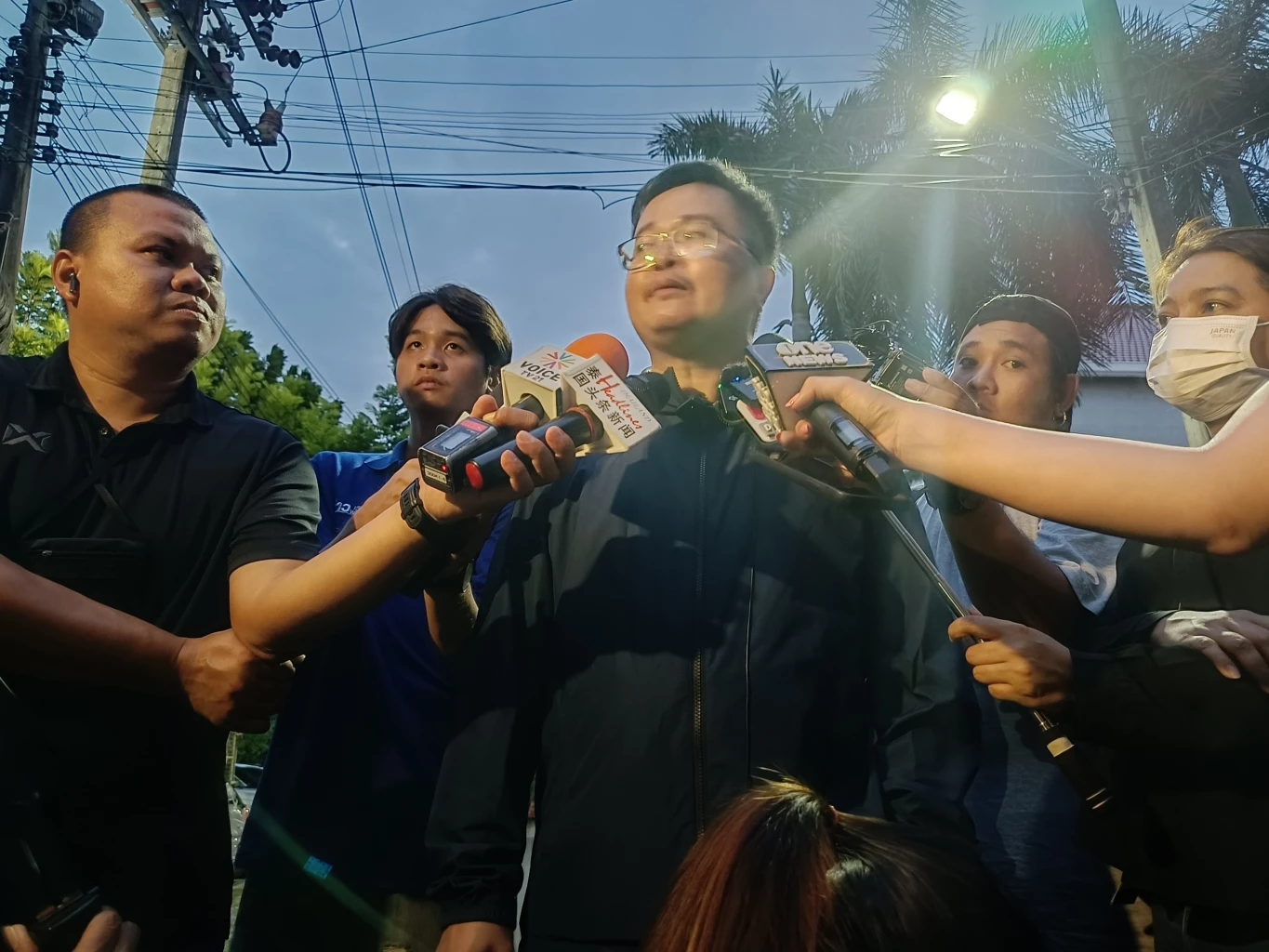 นายอานนท์ นำภา นักกิจกรรมเคลื่อนไหวทางการเมือง  และทนายความจากศูนย์ทนายเพื่อสิทธิมนุษยชน