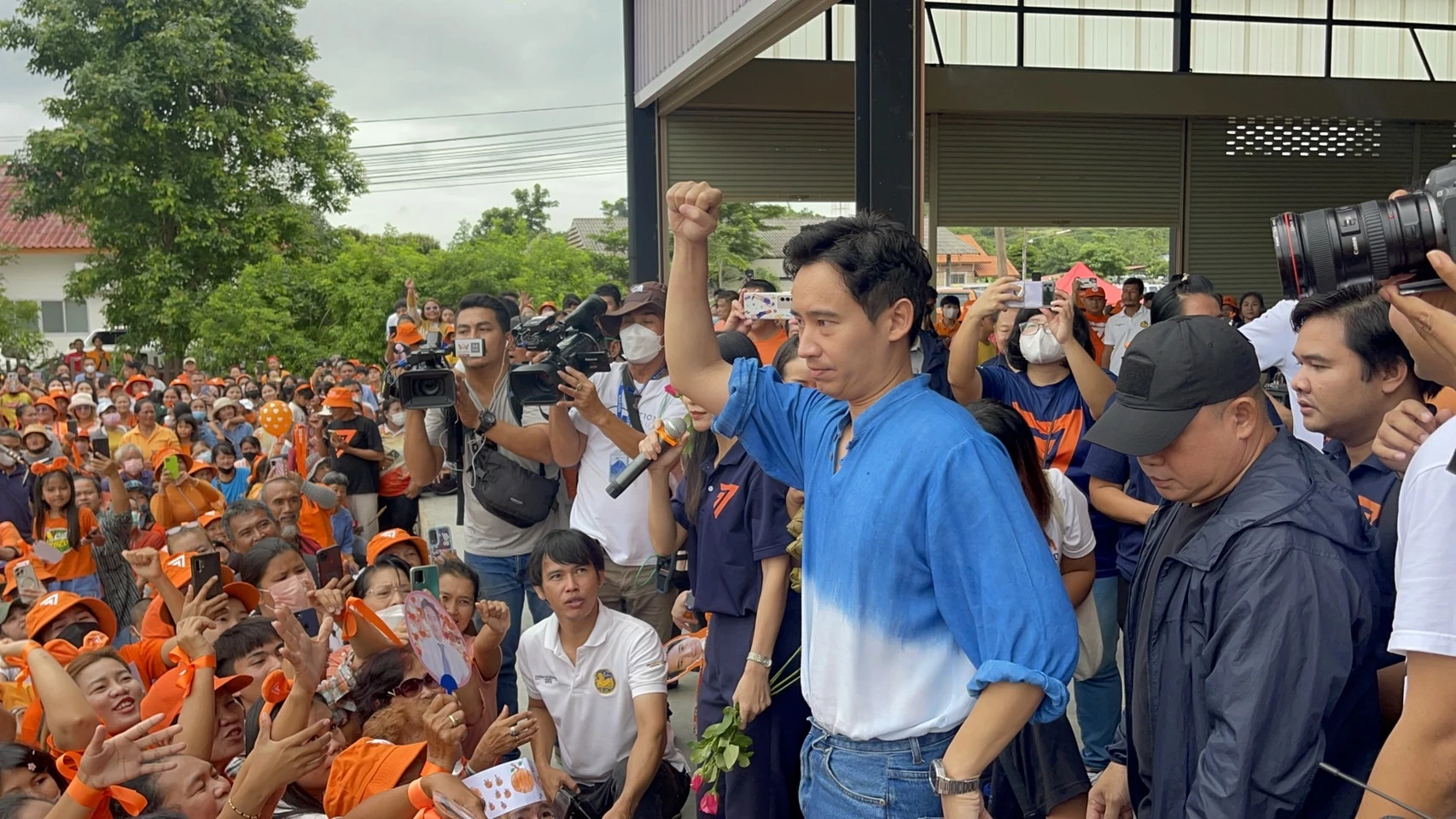 นายพิธา ชูกำปั้น เป็นสัญลักษณ์ในการตอบรับ สู้ๆๆ