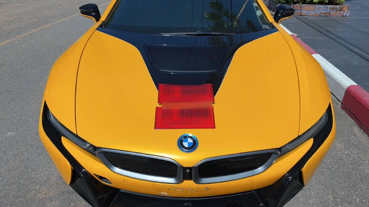 หนุ่มซิ่งบีเอ็ม ไอ 8 สวมป้ายแดงปลอม แต่ไม่รอดกล้อง Alert แจ้งเตือน ตร.ทล.รวบทัน