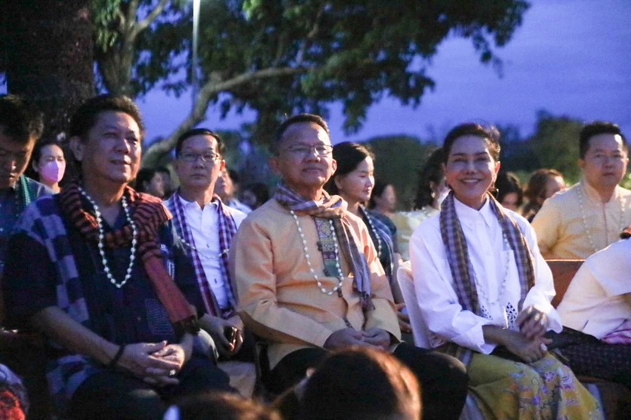 นายสมศักดิ์ เทพสุทิน (คนกลาง)